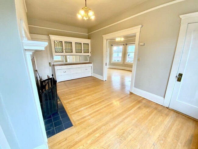 Building Photo - Unique Vintage 1 Bedroom 1 Bath Apartment ...