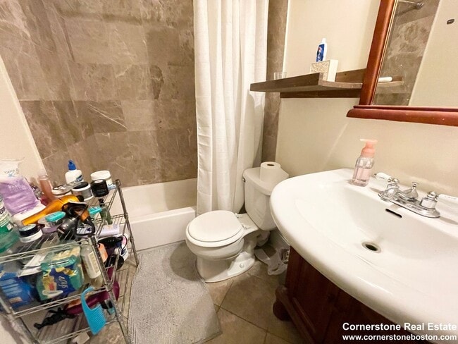 Building Photo - Five bed two bath near NEU...