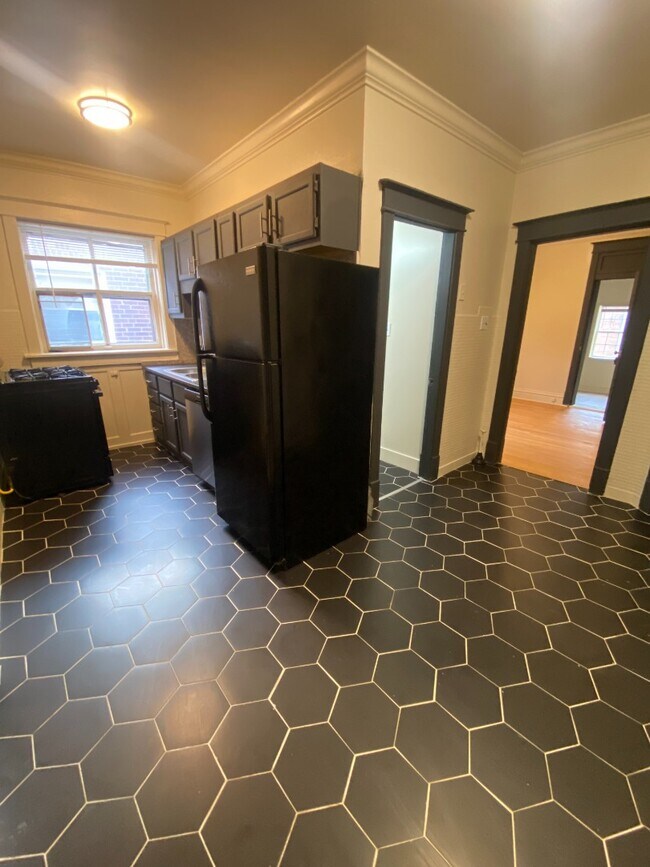 Building Photo - 2037B Maury