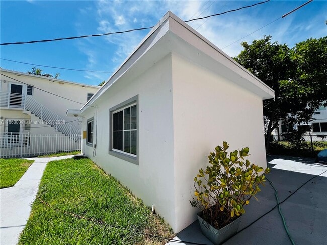 Building Photo - 1001 Bay Dr
