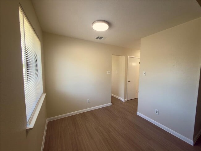 Building Photo - 1614 W Braker Ln