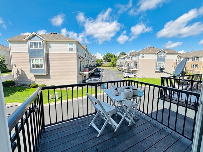 Building Photo - Updated 4bed/3bath Townhome in Prime Maple...