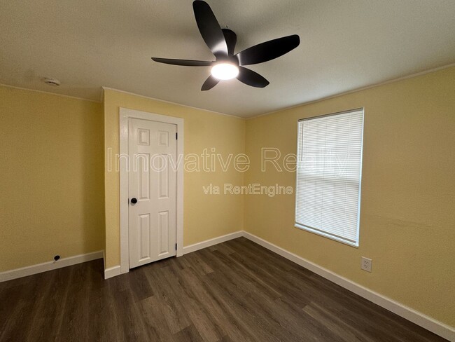 Building Photo - 205 Fern Dr