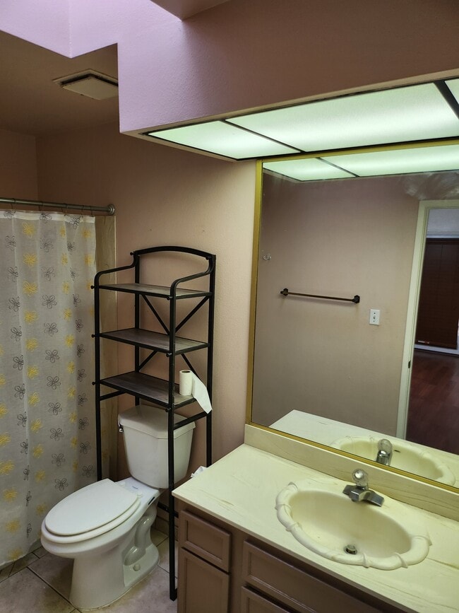 Building Photo - 539 W Parlier Ave