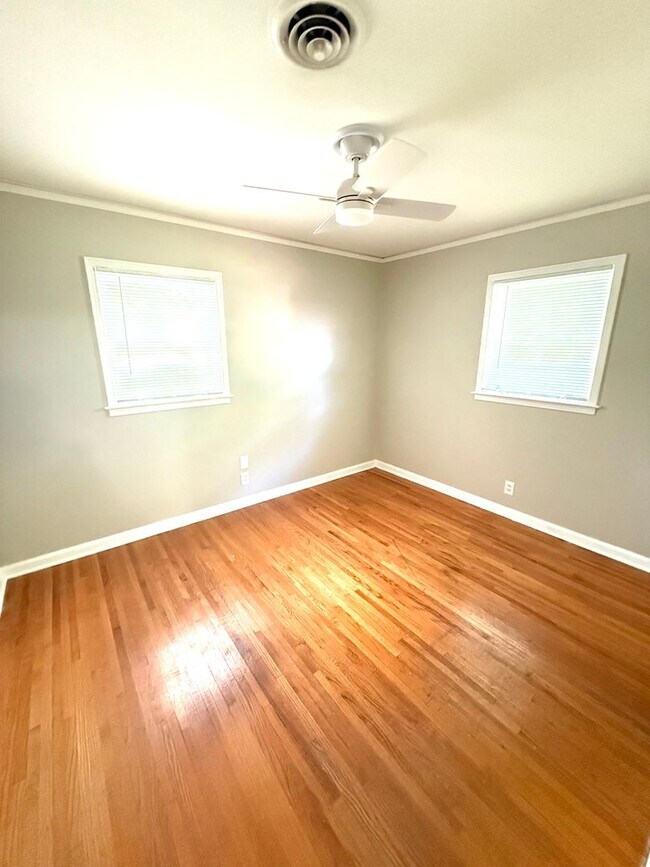 Building Photo - ** 3 bed 1 bath located in Forest Hills ** Call 334-366-9198 to schedule a self showing