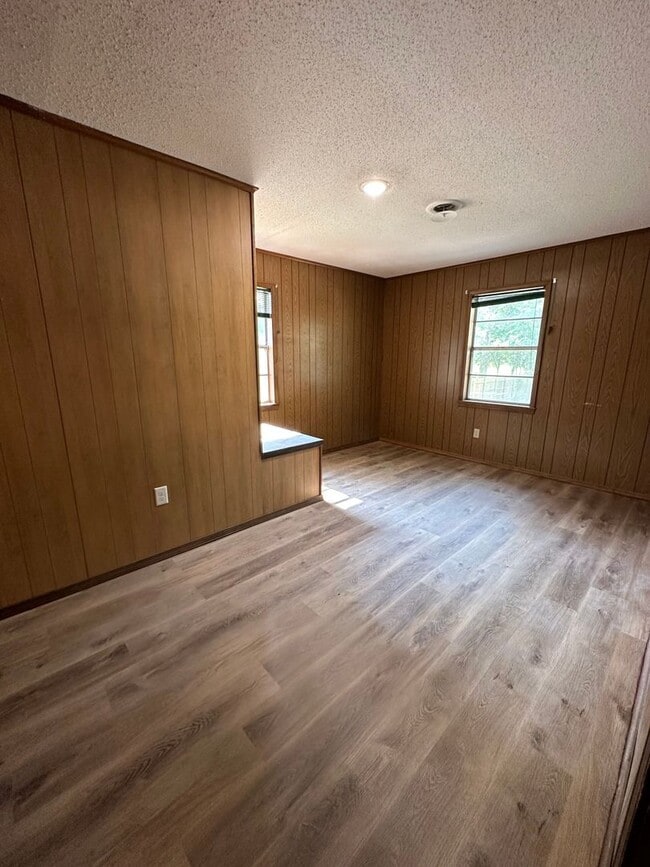 Building Photo - 4 BED 2 FULL BATH