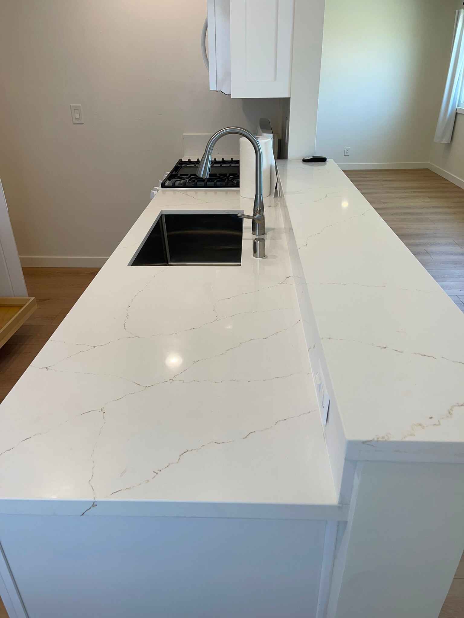 Quartz countertops. Counter outlet. - 1039 6th St