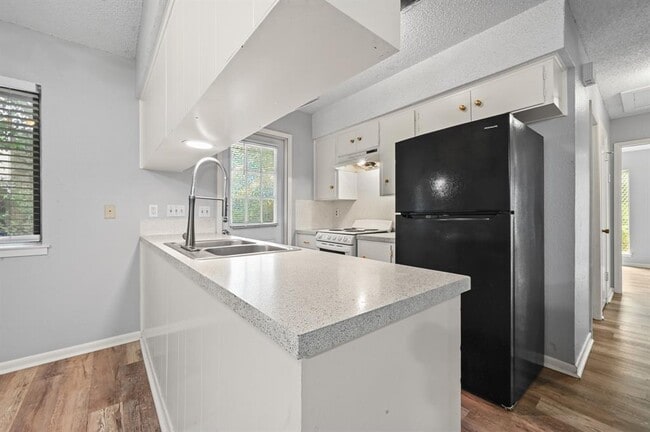 Building Photo - 8910 Little Walnut Pkwy