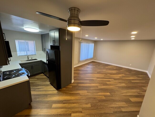 Building Photo - 5333 Russell Ave