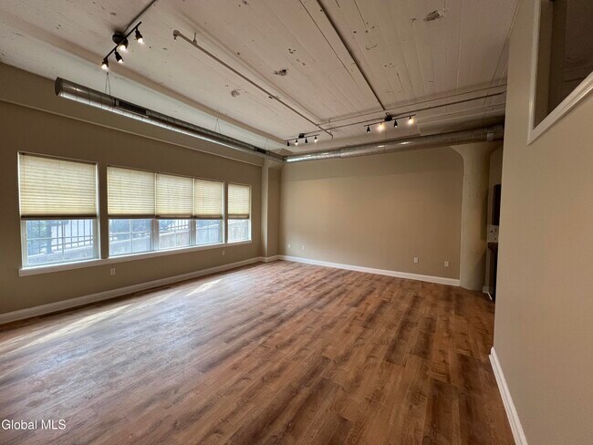 Building Photo - 733 Broadway