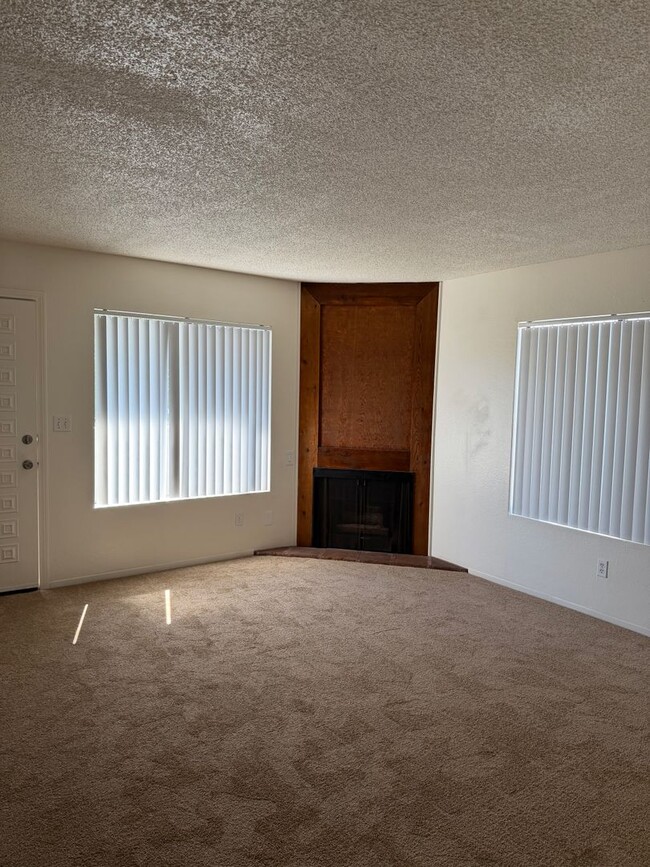 Building Photo - Newly Remodeled 3 Bedroom, 2 Bath Condo wi...