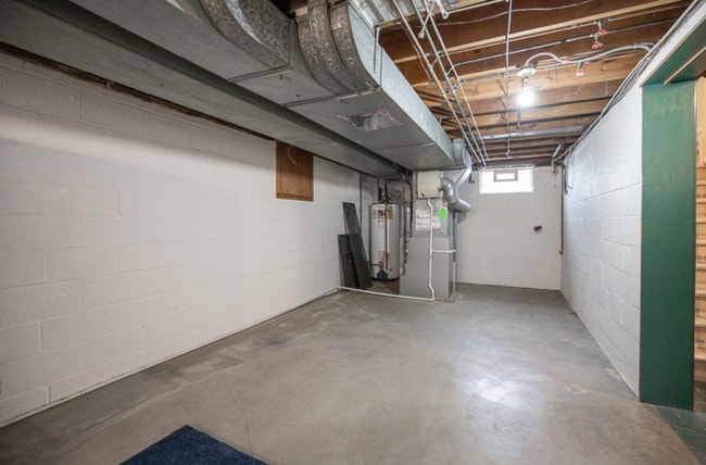 Building Photo - 3 bedroom/1 bath! PARMA!!
