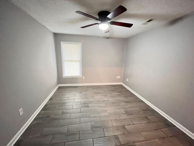 Building Photo - Charming 3-bedroom, 2-bath townhouse