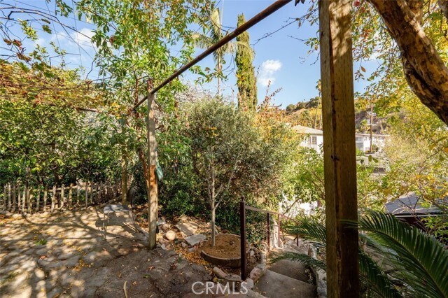 Building Photo - 2549 Beachwood Dr