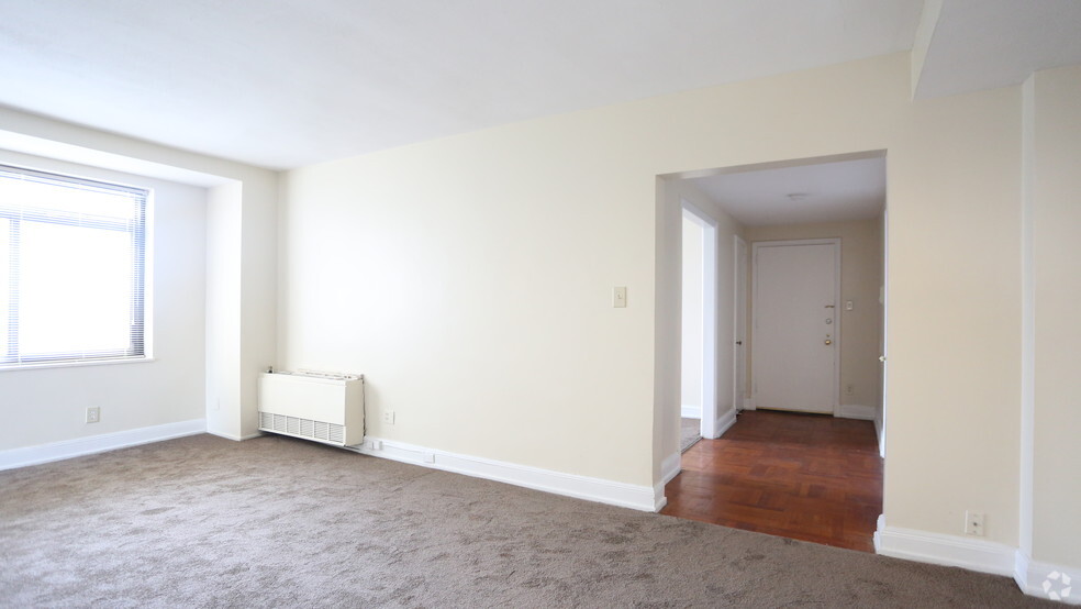 Living Room - 2BR, 2BA - 1,200 SF - 610 - ROYAL YORK APARTMENTS, LLC