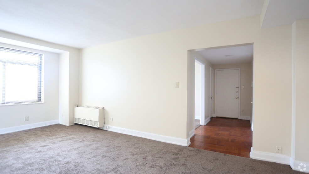 Living Room - 2BR, 2BA - 1,200 SF - ROYAL YORK APARTMENTS, LLC