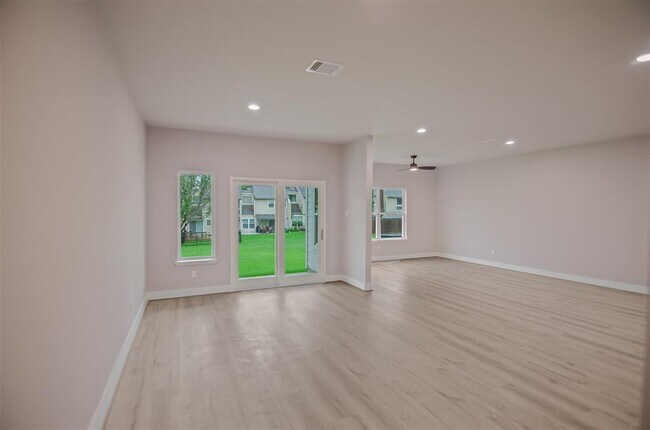 Building Photo - 12310 Glenview Dr