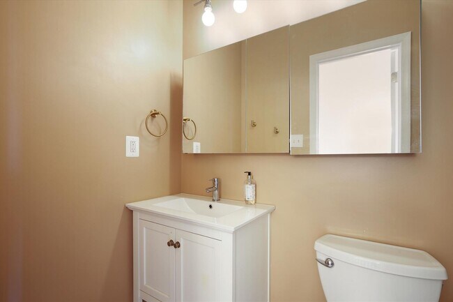 Building Photo - Spiffy 3 Bedroom, 2 Full Bathroom Rowhome just steps from Lincoln Park!!