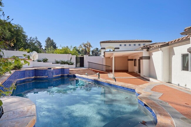 Building Photo - Modern Elegance Meets Scenic Privacy in Be...