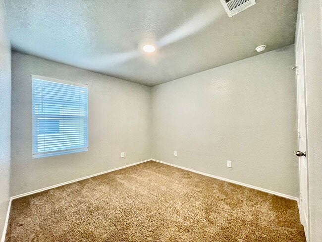 Building Photo - 4 Bedroom home in Cottonwood Creek w/ Fenced backyard