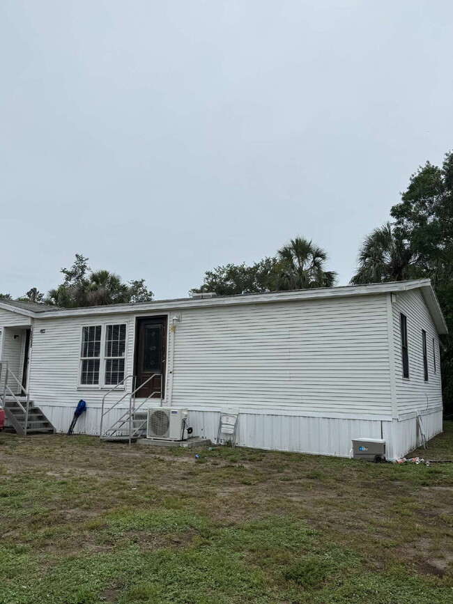 Building Photo - "Charming 1-Bedroom Retreat with Full & Ha...
