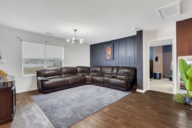 Building Photo - 4 Bed, 2 Bath Gem in Park West!