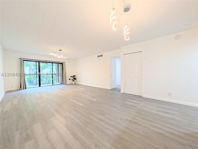 Building Photo - 310 Lakeview Dr