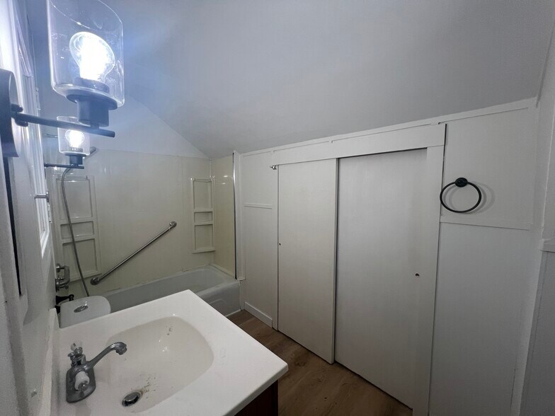 Building Photo - 911 Townline Rd