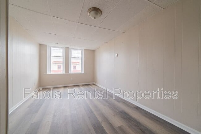 Building Photo - 112 N High St