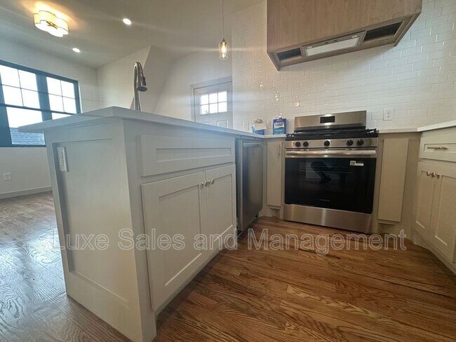 Building Photo - 911 NE 16th St