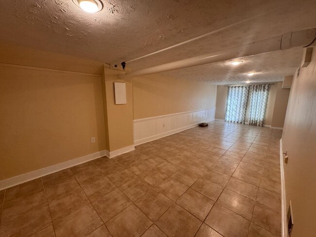 Building Photo - 2002 E Drew Valley Rd NE