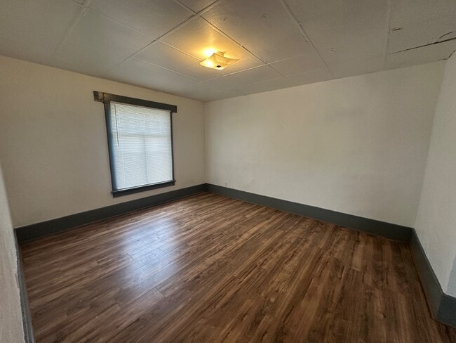 Building Photo - 728 E Ave B
