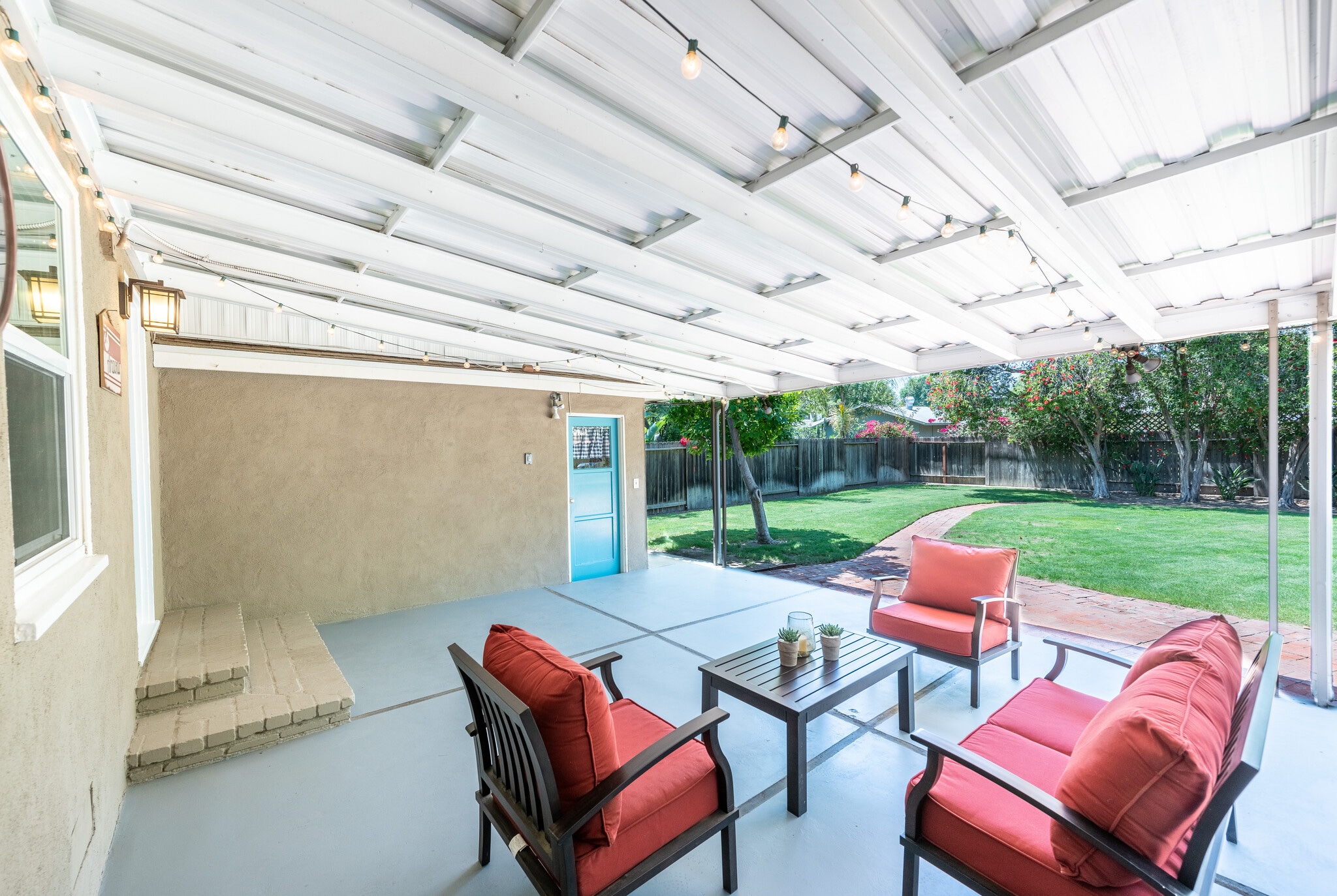 Building Photo - 5865 Vesper Ave