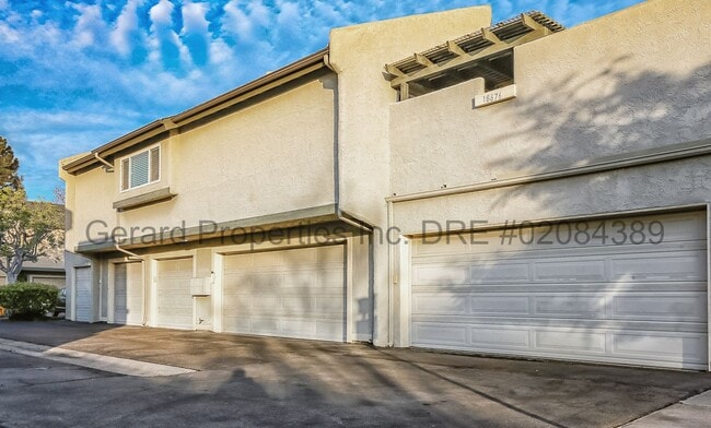 Building Photo - 3 bedroom Townhome with downstairs primary...