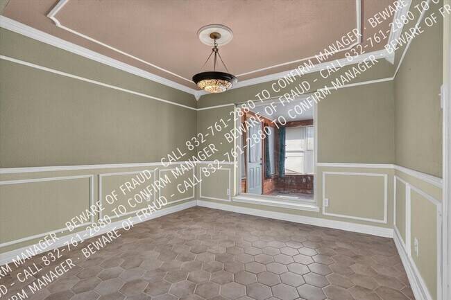 Building Photo - 593 King Cir