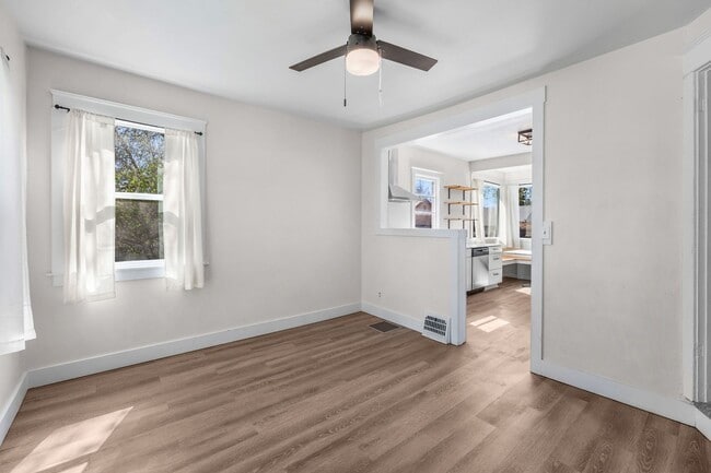 Building Photo - Great Location! Northtown Charmer!