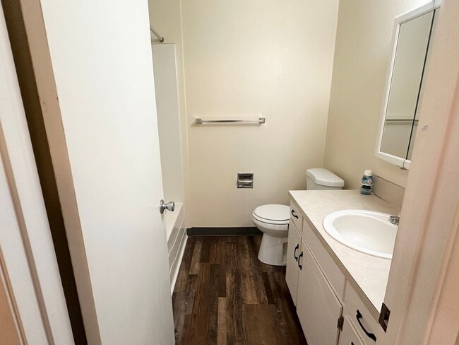 Building Photo - MCQ908