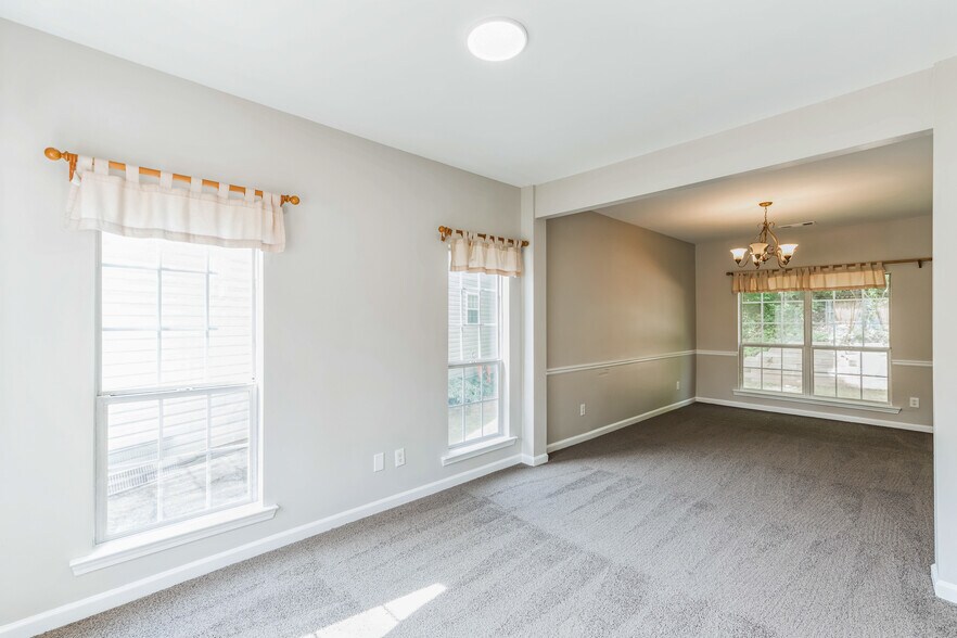 Building Photo - 2453 Lakebrooke Dr