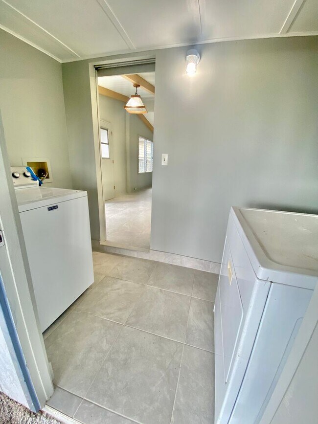 Building Photo - Recently Renovated 3 bed, 1.5 bath house i...