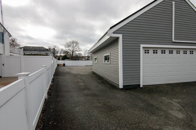 Building Photo - 118 Vine St