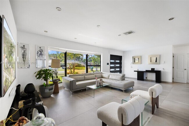 Building Photo - 20375 NE 22nd Pl