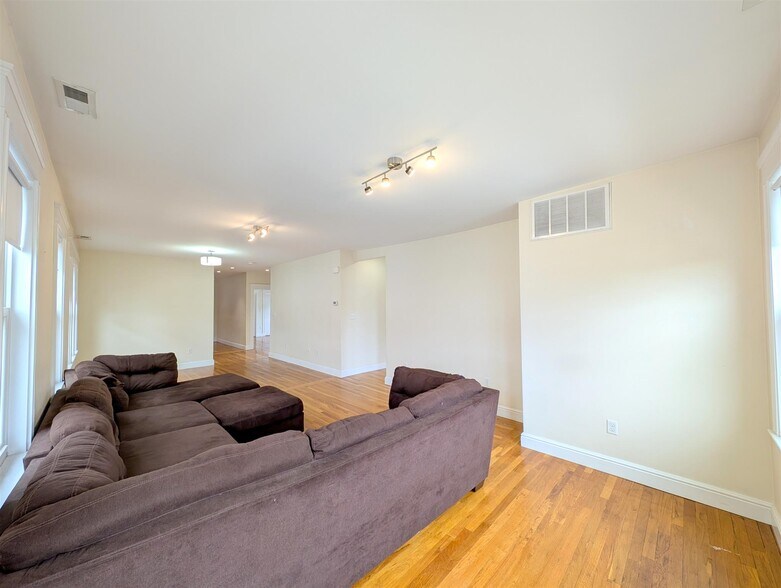 Building Photo - 9 Bonner Ave