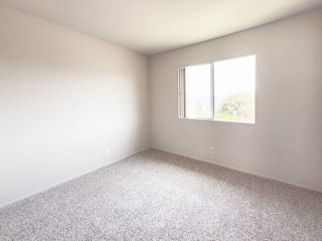 Building Photo - RARE 6 BEDROOM HOME FOR RENT IN OPTIMUM LO...