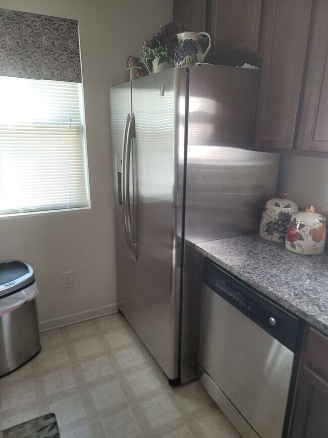 Building Photo - 3 bedroom 2.5 bath townhome in University Area