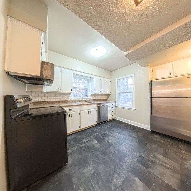 Building Photo - Beautiful 3 bedroom 1 bathroom home