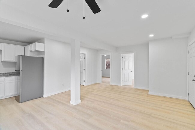 Building Photo - SECOND FLOOR APARTMENT WATER AND ELECTRICITY INCLUDED!!