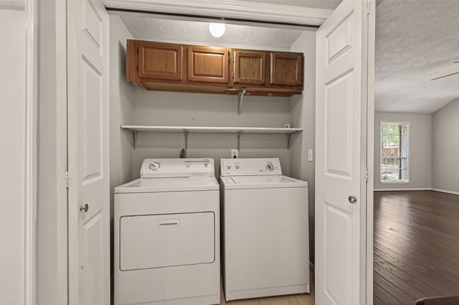 Building Photo - 27 Lush Meadow Pl