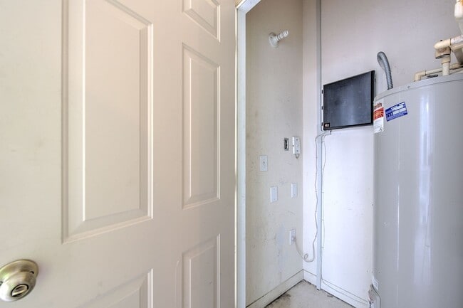 Building Photo - Very nicely upgraded  2bed/2bath 2nd floor...