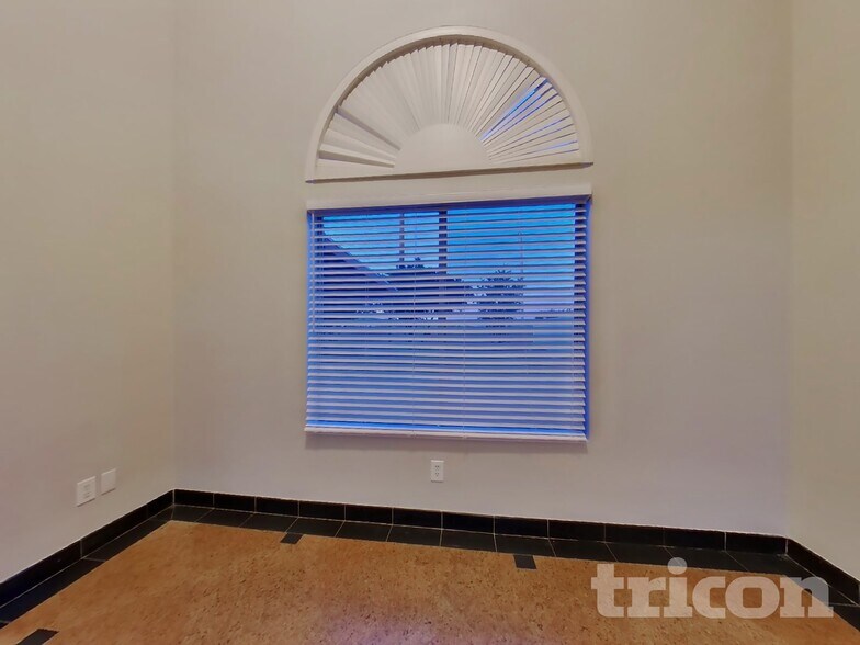 Building Photo - 863 Pike Dr