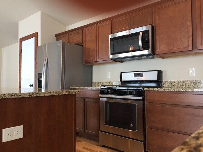 Building Photo - 3 Bedroom 2 Bathroom Home